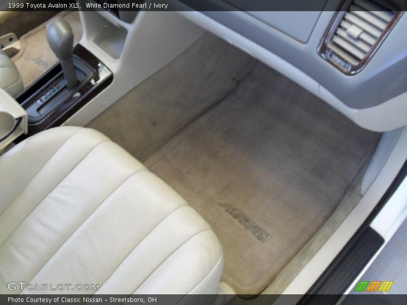White Diamond Pearl / Ivory 1999 Toyota Avalon XLS