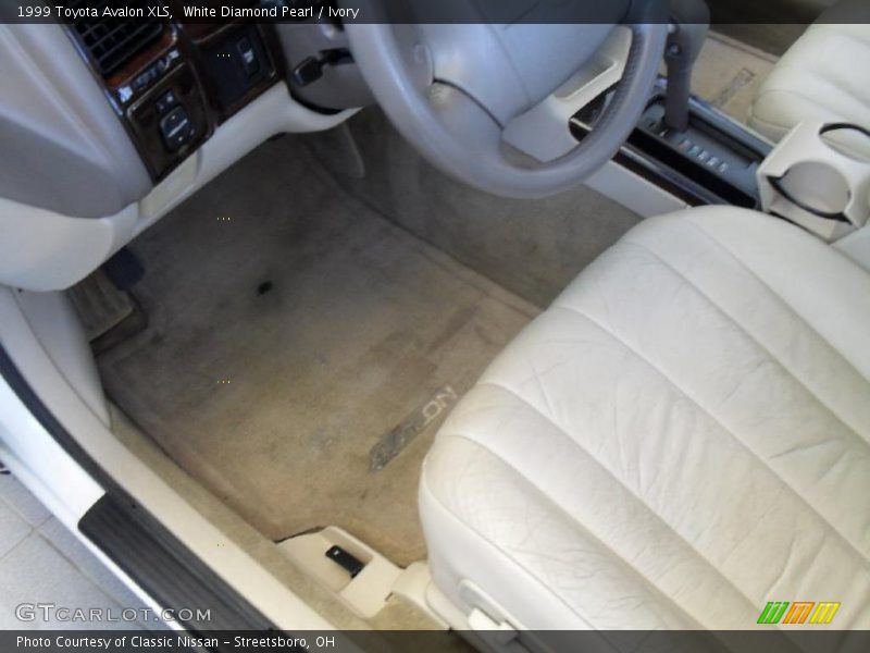 White Diamond Pearl / Ivory 1999 Toyota Avalon XLS
