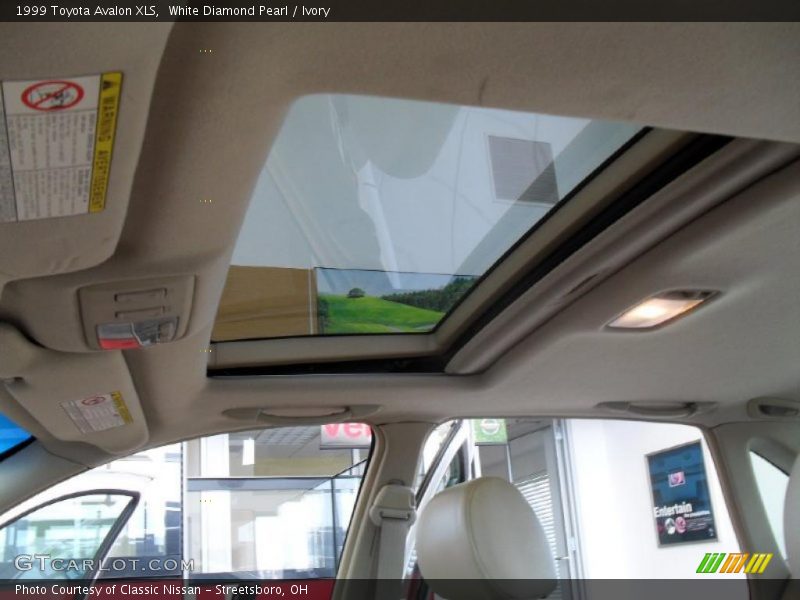 White Diamond Pearl / Ivory 1999 Toyota Avalon XLS