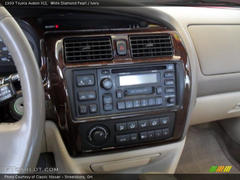 White Diamond Pearl / Ivory 1999 Toyota Avalon XLS