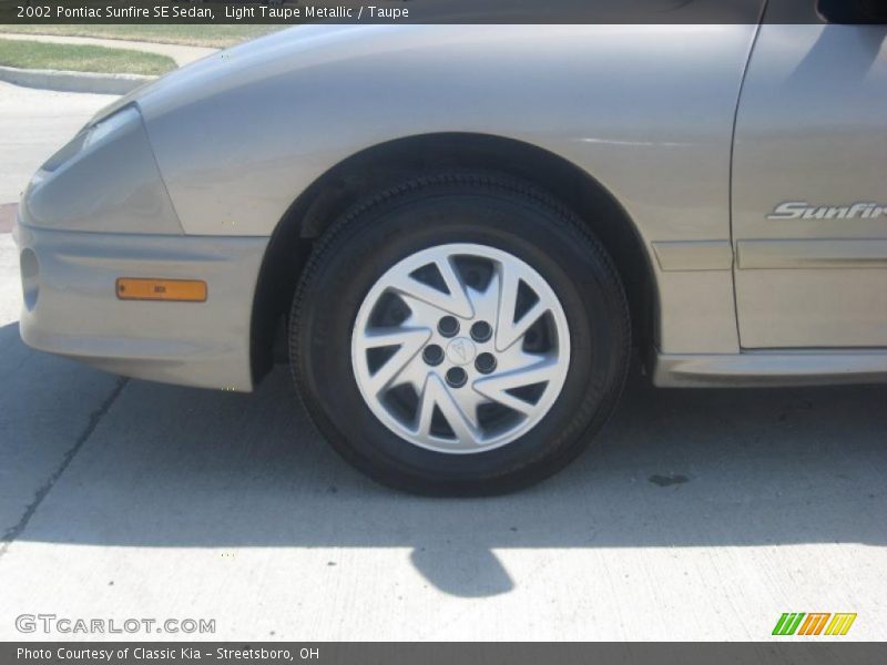 Light Taupe Metallic / Taupe 2002 Pontiac Sunfire SE Sedan