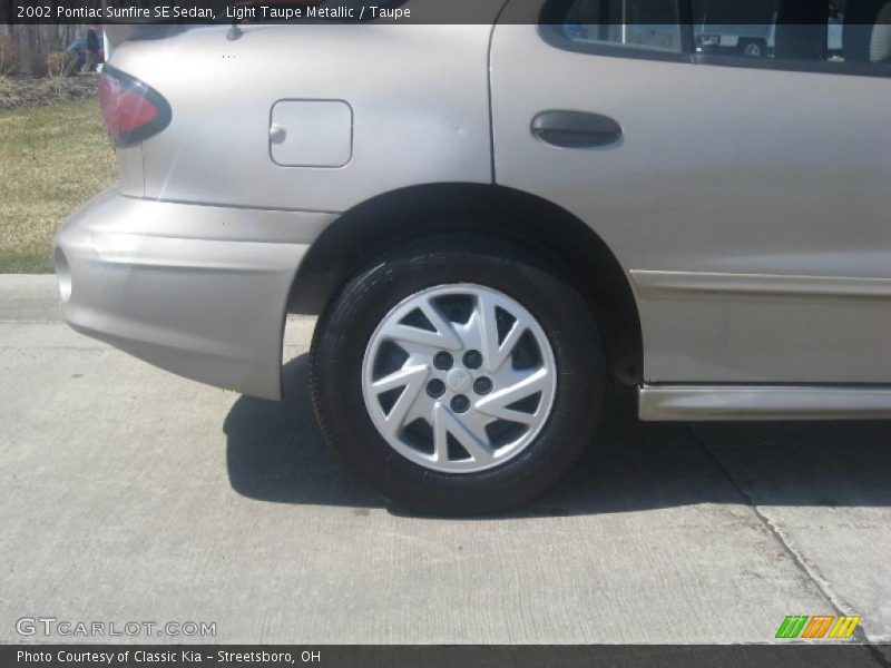 Light Taupe Metallic / Taupe 2002 Pontiac Sunfire SE Sedan