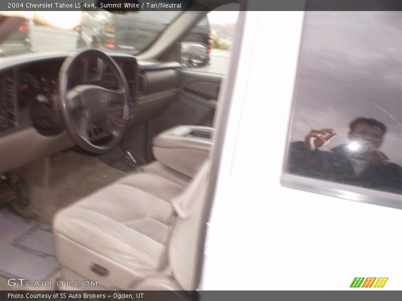 Summit White / Tan/Neutral 2004 Chevrolet Tahoe LS 4x4
