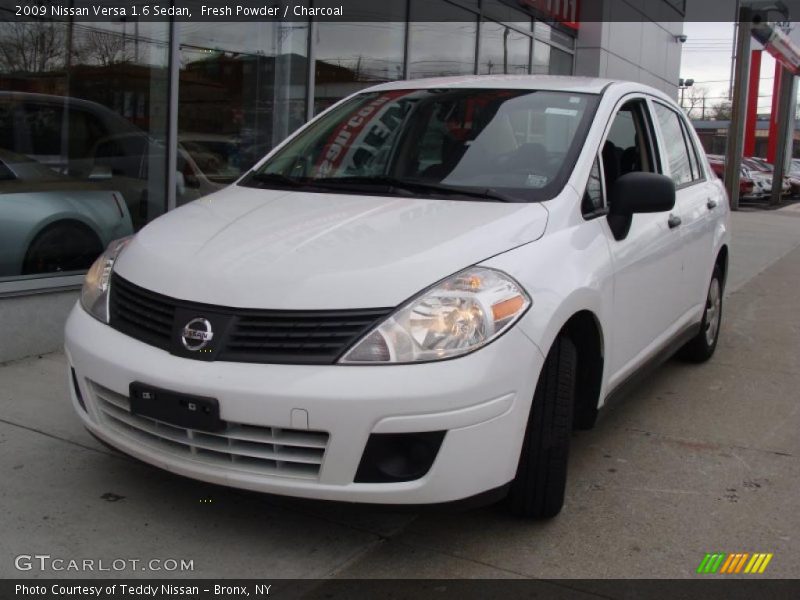 Fresh Powder / Charcoal 2009 Nissan Versa 1.6 Sedan