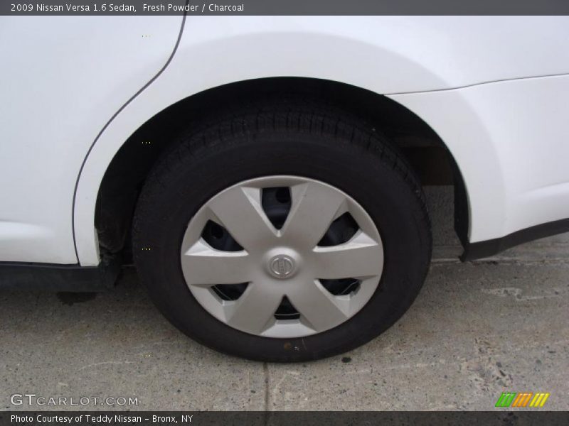 Fresh Powder / Charcoal 2009 Nissan Versa 1.6 Sedan