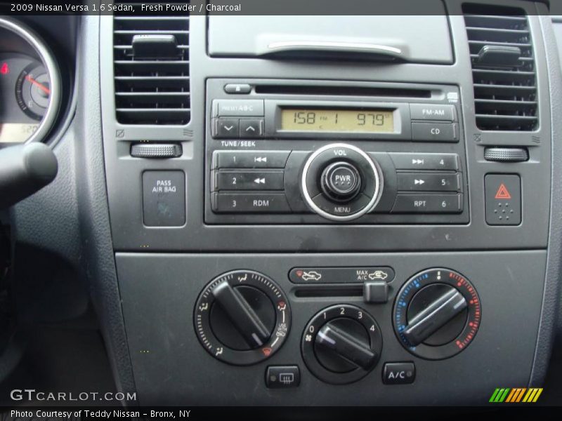 Fresh Powder / Charcoal 2009 Nissan Versa 1.6 Sedan