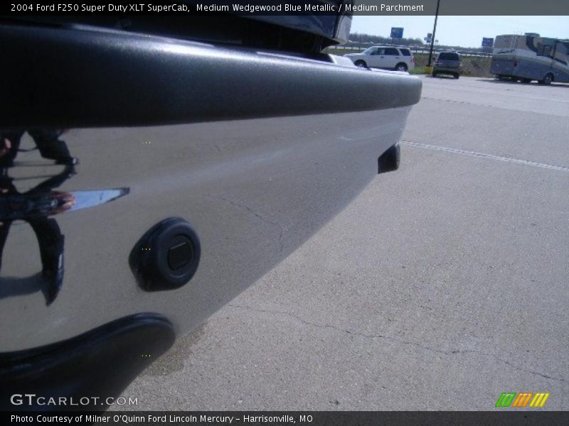 Medium Wedgewood Blue Metallic / Medium Parchment 2004 Ford F250 Super Duty XLT SuperCab