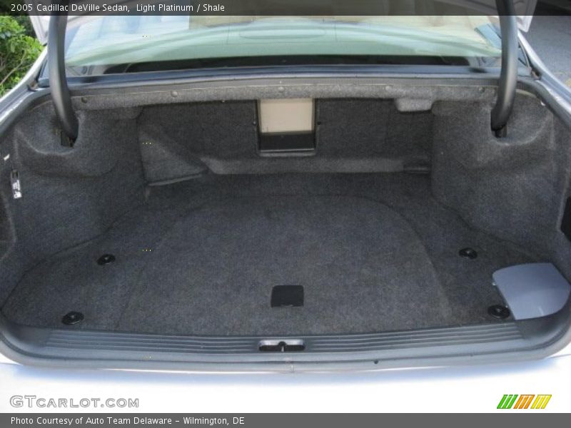 Light Platinum / Shale 2005 Cadillac DeVille Sedan
