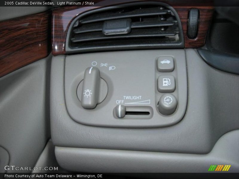 Light Platinum / Shale 2005 Cadillac DeVille Sedan