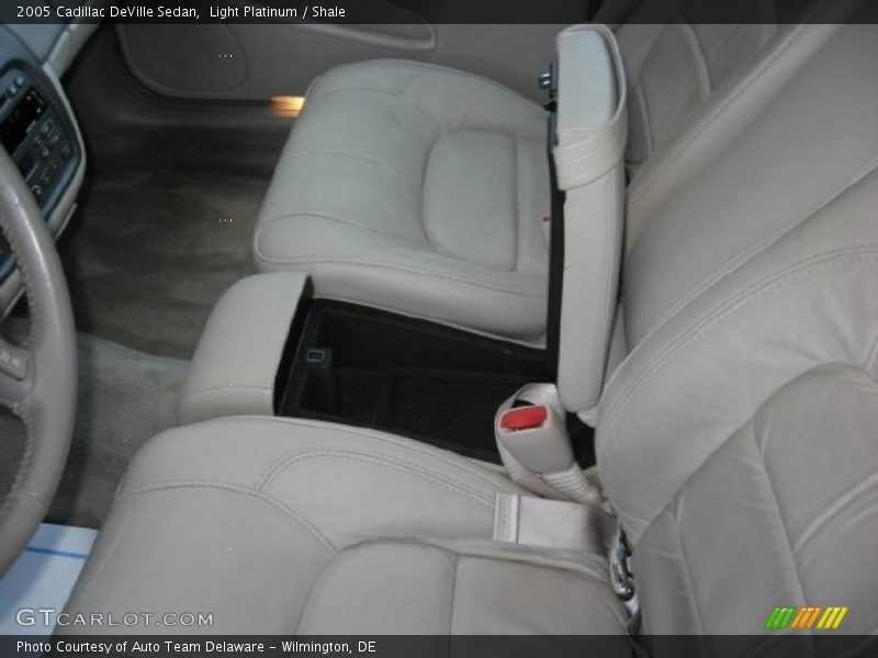 Light Platinum / Shale 2005 Cadillac DeVille Sedan