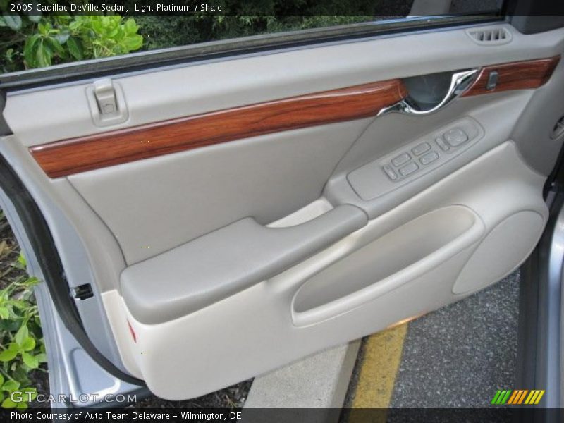 Light Platinum / Shale 2005 Cadillac DeVille Sedan