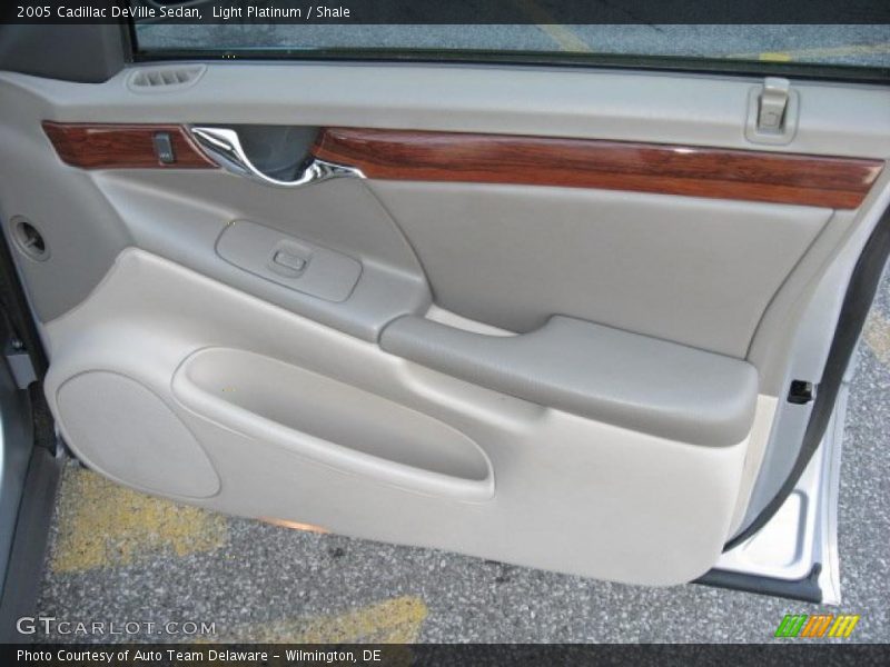 Light Platinum / Shale 2005 Cadillac DeVille Sedan