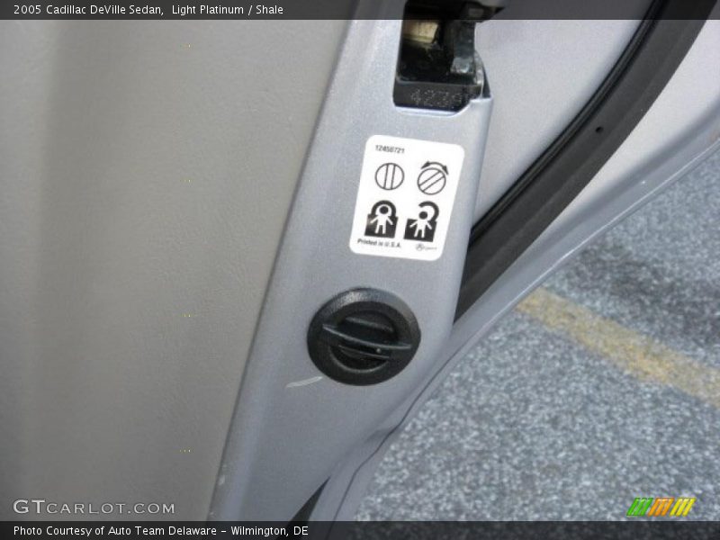 Light Platinum / Shale 2005 Cadillac DeVille Sedan
