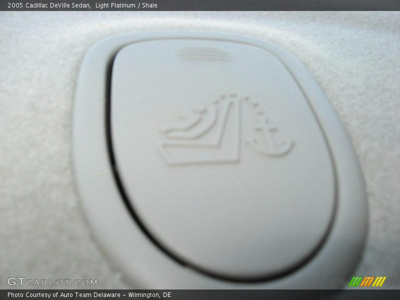 Light Platinum / Shale 2005 Cadillac DeVille Sedan