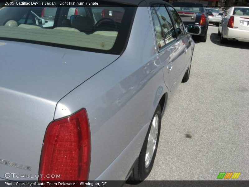 Light Platinum / Shale 2005 Cadillac DeVille Sedan