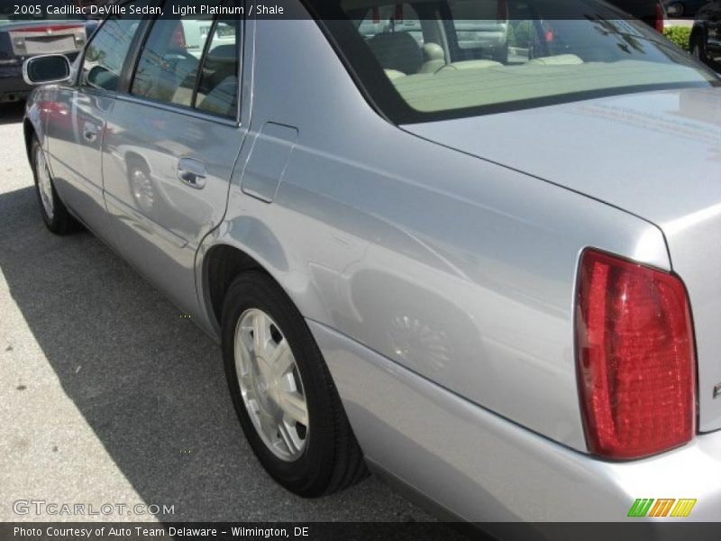 Light Platinum / Shale 2005 Cadillac DeVille Sedan