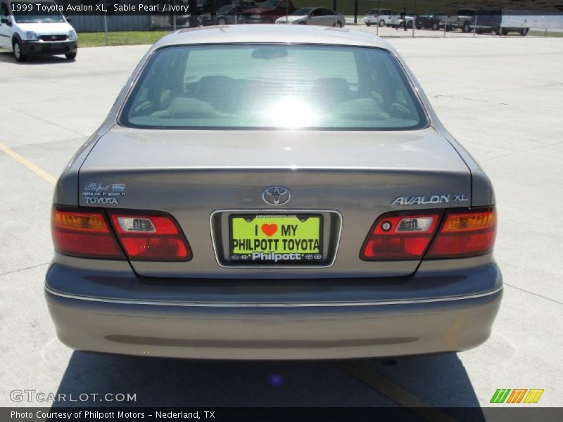 Sable Pearl / Ivory 1999 Toyota Avalon XL