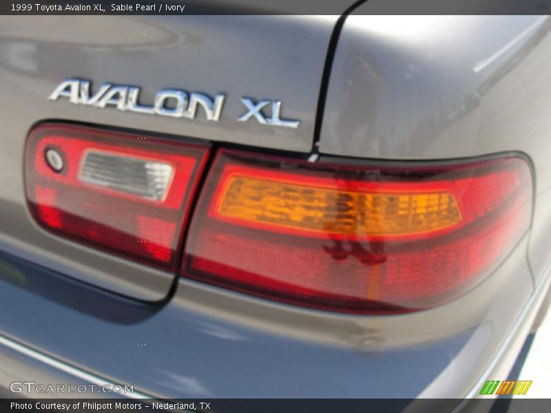 Sable Pearl / Ivory 1999 Toyota Avalon XL