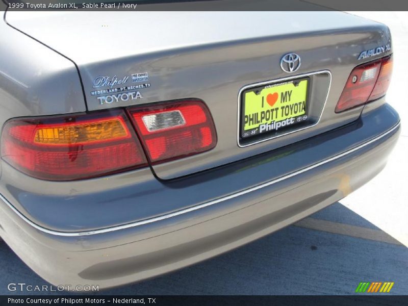 Sable Pearl / Ivory 1999 Toyota Avalon XL