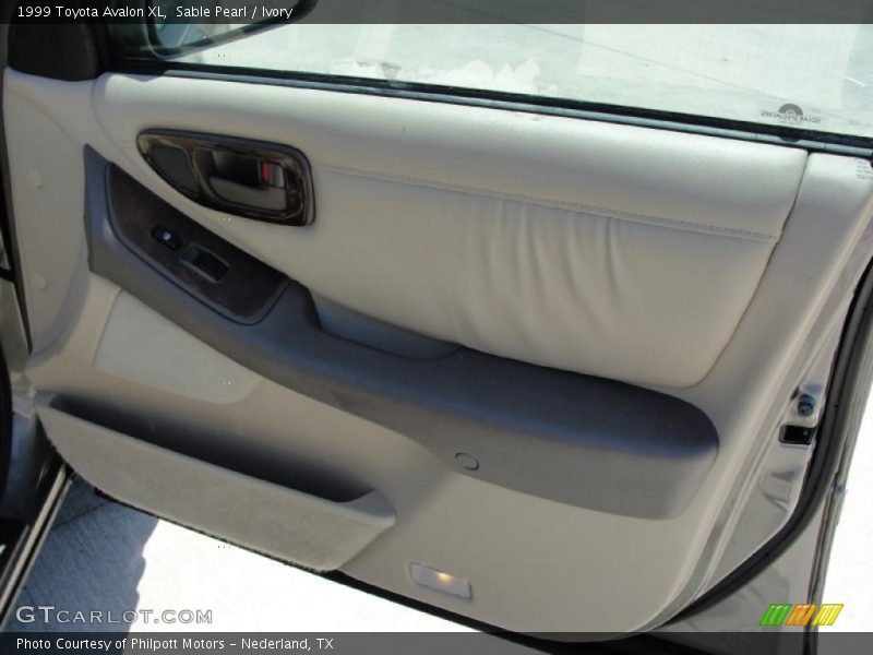 Sable Pearl / Ivory 1999 Toyota Avalon XL