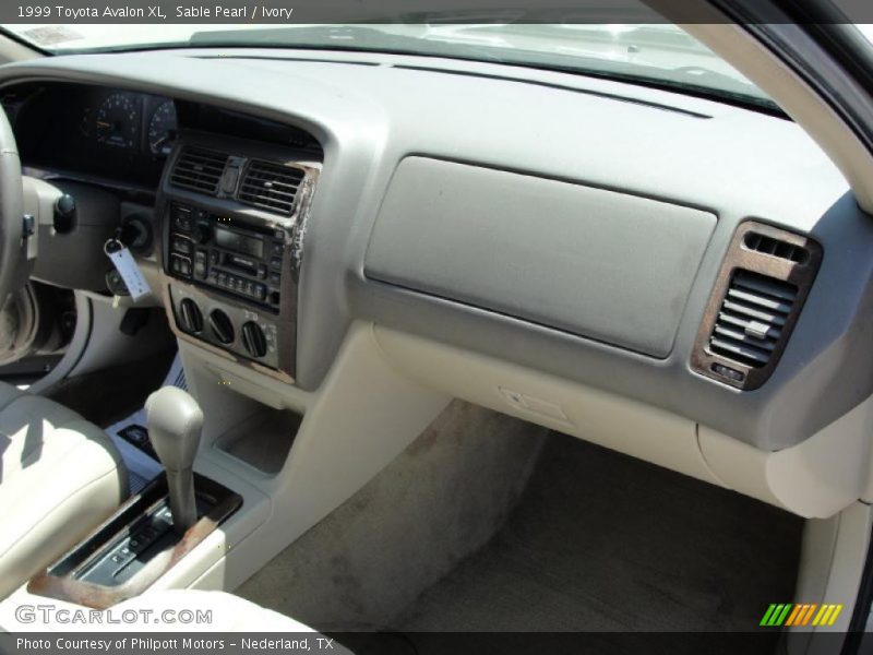 Sable Pearl / Ivory 1999 Toyota Avalon XL