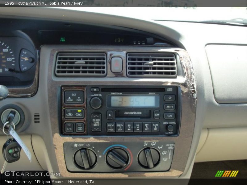 Sable Pearl / Ivory 1999 Toyota Avalon XL