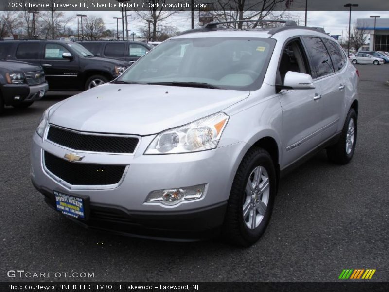 Silver Ice Metallic / Dark Gray/Light Gray 2009 Chevrolet Traverse LT