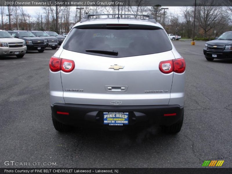 Silver Ice Metallic / Dark Gray/Light Gray 2009 Chevrolet Traverse LT