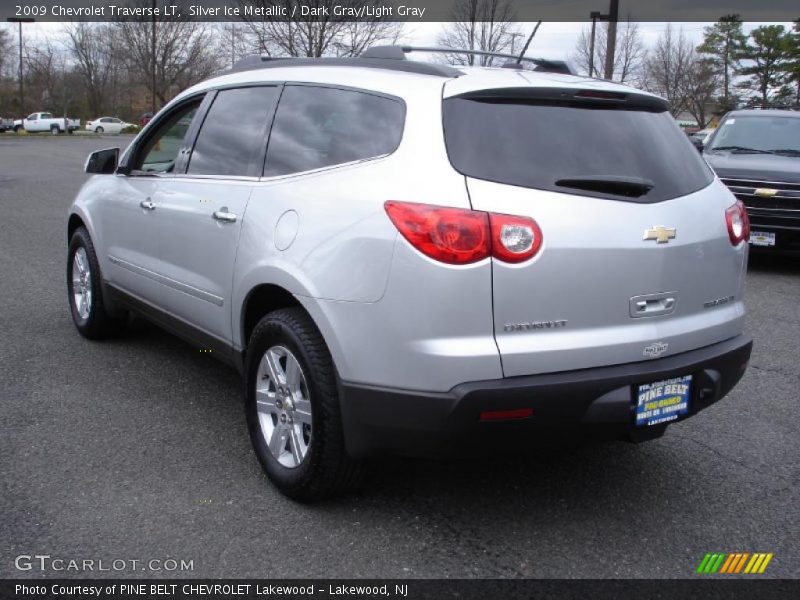 Silver Ice Metallic / Dark Gray/Light Gray 2009 Chevrolet Traverse LT