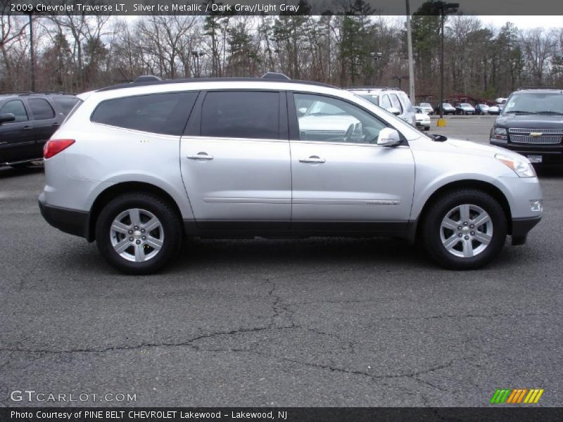 Silver Ice Metallic / Dark Gray/Light Gray 2009 Chevrolet Traverse LT