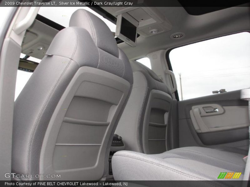 Silver Ice Metallic / Dark Gray/Light Gray 2009 Chevrolet Traverse LT