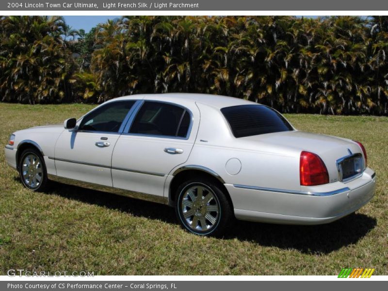 Light French Silk / Light Parchment 2004 Lincoln Town Car Ultimate