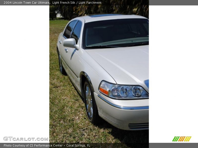 Light French Silk / Light Parchment 2004 Lincoln Town Car Ultimate