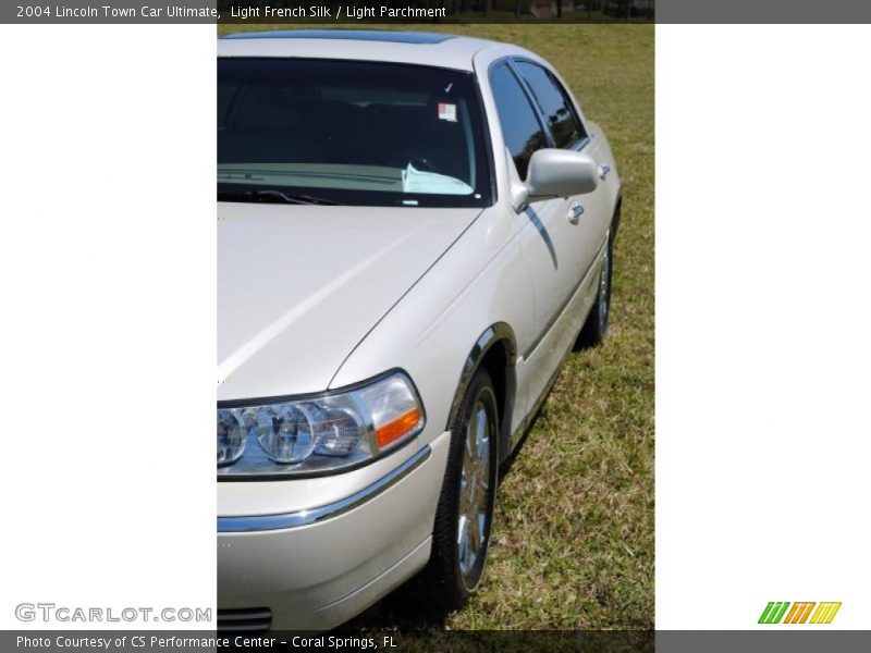 Light French Silk / Light Parchment 2004 Lincoln Town Car Ultimate