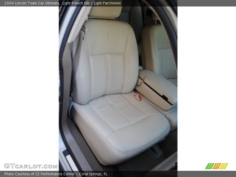 Light French Silk / Light Parchment 2004 Lincoln Town Car Ultimate