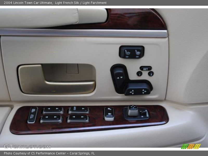 Light French Silk / Light Parchment 2004 Lincoln Town Car Ultimate