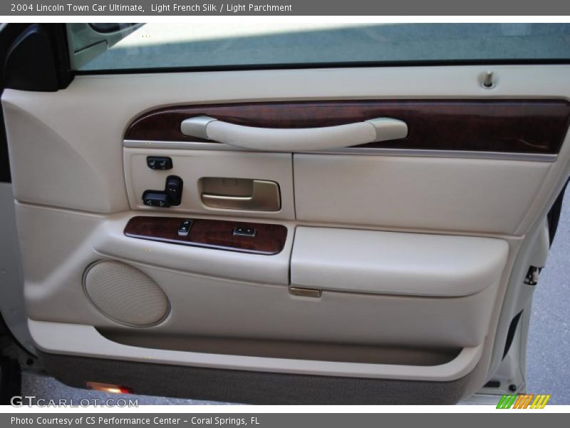 Light French Silk / Light Parchment 2004 Lincoln Town Car Ultimate