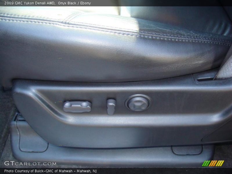Onyx Black / Ebony 2009 GMC Yukon Denali AWD