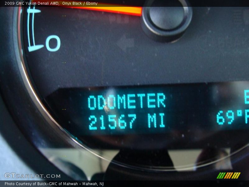 Onyx Black / Ebony 2009 GMC Yukon Denali AWD