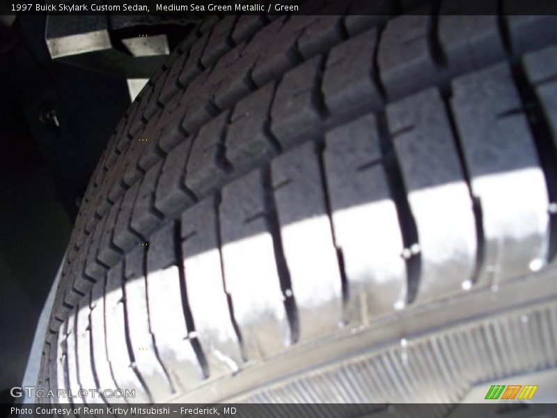 Medium Sea Green Metallic / Green 1997 Buick Skylark Custom Sedan