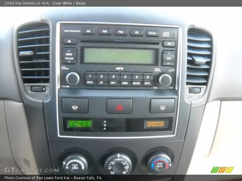 Clear White / Beige 2009 Kia Sorento LX 4x4