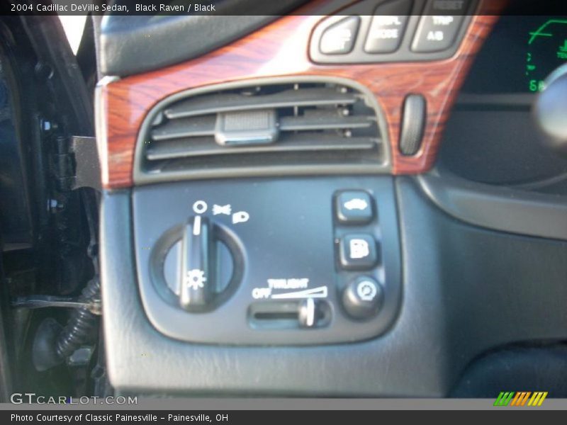 Black Raven / Black 2004 Cadillac DeVille Sedan
