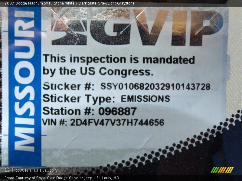 Stone White / Dark Slate Gray/Light Graystone 2007 Dodge Magnum SXT