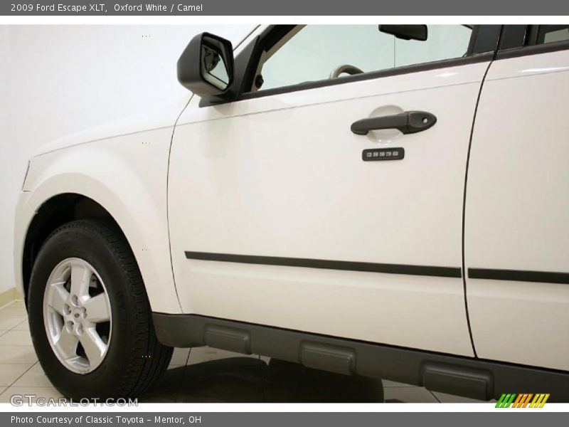 Oxford White / Camel 2009 Ford Escape XLT