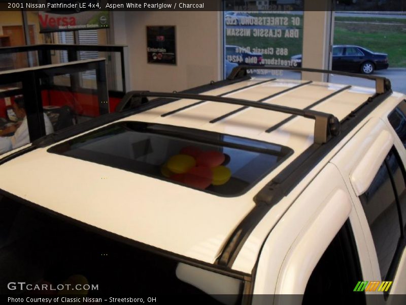 Aspen White Pearlglow / Charcoal 2001 Nissan Pathfinder LE 4x4
