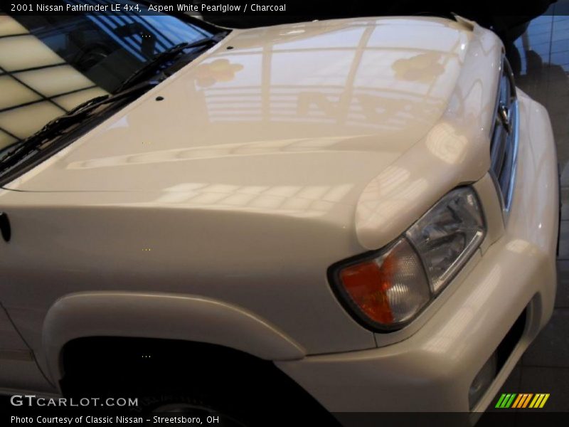 Aspen White Pearlglow / Charcoal 2001 Nissan Pathfinder LE 4x4