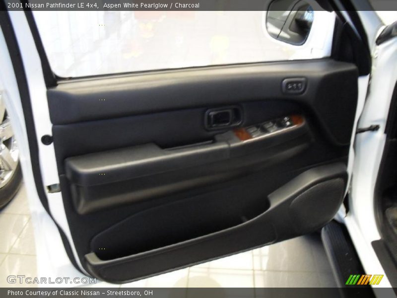 Aspen White Pearlglow / Charcoal 2001 Nissan Pathfinder LE 4x4