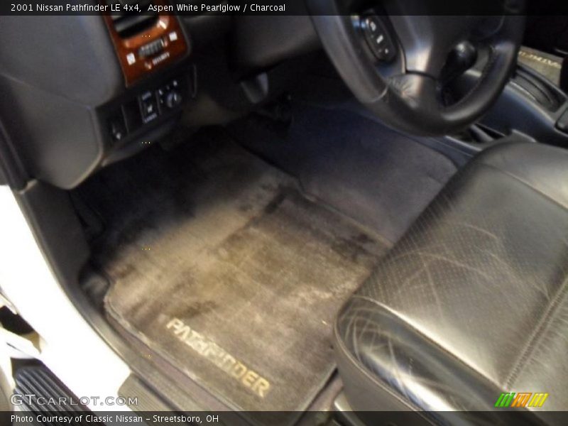 Aspen White Pearlglow / Charcoal 2001 Nissan Pathfinder LE 4x4