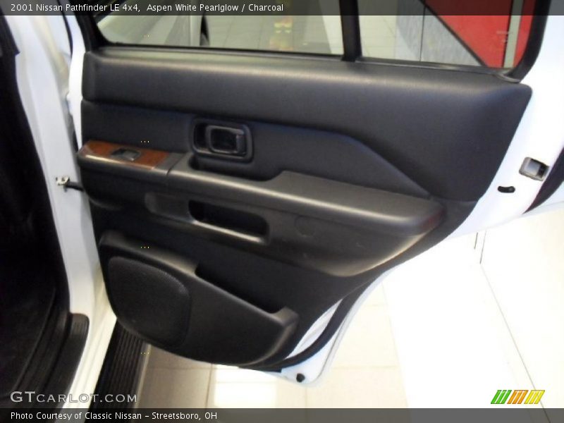 Aspen White Pearlglow / Charcoal 2001 Nissan Pathfinder LE 4x4