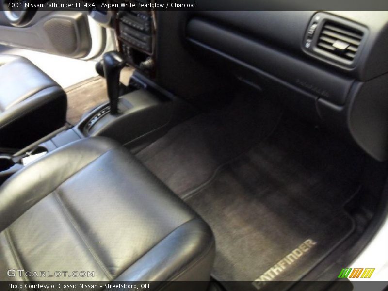 Aspen White Pearlglow / Charcoal 2001 Nissan Pathfinder LE 4x4